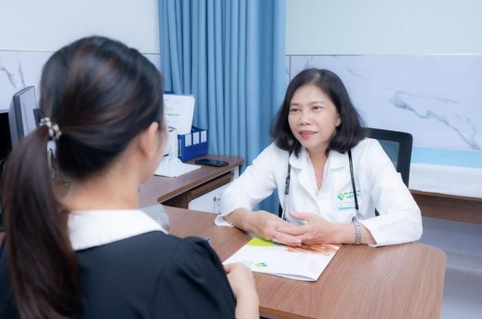 Bác sĩ tư vấn và thăm khám cho người bệnh có dấu hiệu rối loạn tiêu hóa kéo dài.