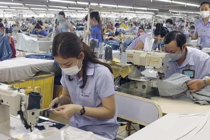 Tổng LĐLĐ Việt Nam đề xuất 2 phương án tăng lương tối thiểu vùng và thực hiện từ 1-1-2027, với mức cao là tăng bình quân 9,8%, mức thấp là 8,5%