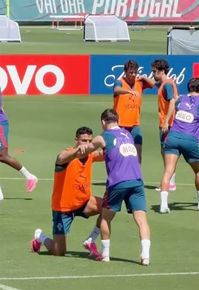 Khoảnh khắc hài hước giữa Ronaldo và Conceicao. Ảnh chụp từ clip