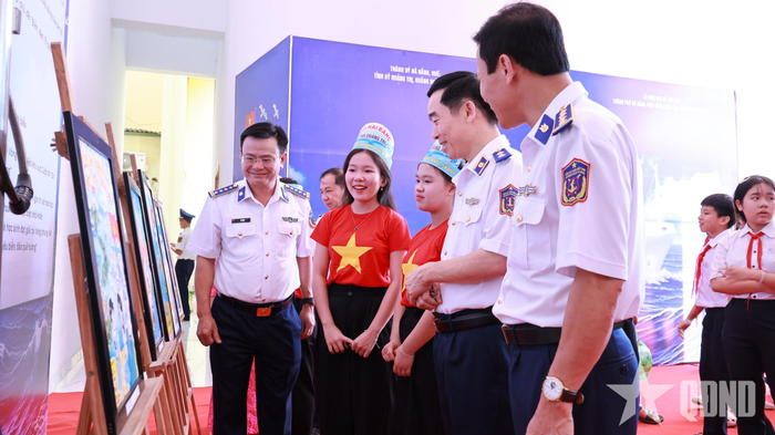 Lãnh đạo Cảnh sát biển Việt Nam trò chuyện, khích lệ các học sinh tại không gian triển lãm tranh.