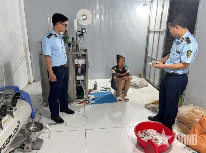 Lực lượng chức năng phát hiện nhiều sản phẩm “SÚP BỘT/SOUP POWER” (sản xuất tại cơ sở ở thôn Ngãi Cầu, xã An Khánh, TP Hà Nội) giả mạo nhãn hiệu ACECOOK được rao bán trên nền tảng thương mại điện tử. Ảnh: KHÁNH HOÀNG