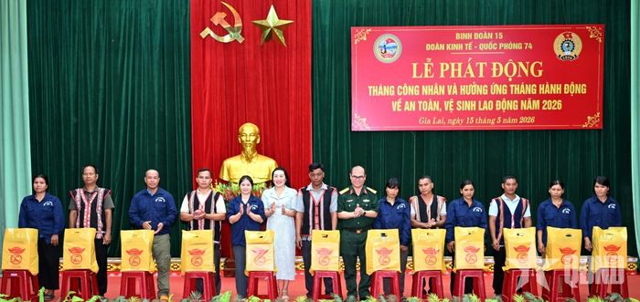 Đại tá Đậu Thiện Lương, Đoàn trưởng Đoàn Kinh tế - Quốc phòng 74 và lãnh đạo địa phương trao quà tặng người lao động. 