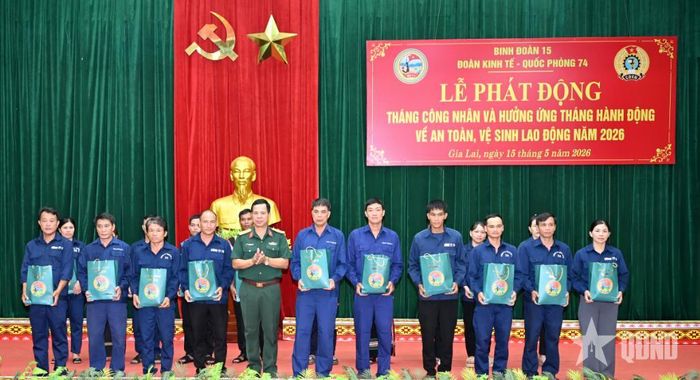  Đại tá Khuất Bá Cao, Bí thư Đảng ủy, Phó tư lệnh Binh đoàn 15 trao quà tặng người lao động.