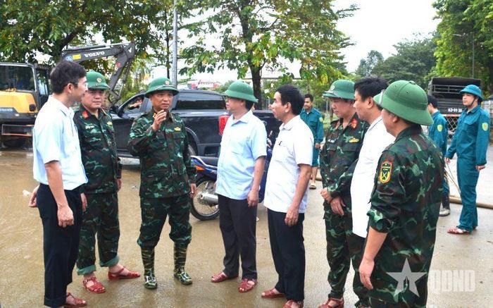  Lãnh đạo Quân khu 4 cùng lãnh đạo địa phương thăm, kiểm tra khắc phục hậu quả bão lũ tại TP Huế, năm 2025.
