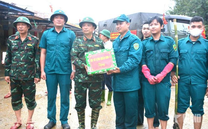 Lãnh đạo Quân khu 4 tặng quà các lực lượng tham gia giúp dân khắc phục hậu quả mưa lũ tại TP Huế, năm 2025.