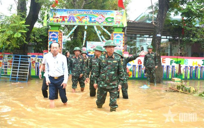  Lãnh đạo Quân khu 4 thăm, động viên nhân dân, giáo viên, học sinh trên địa bàn TP Huế bị bão lũ, năm 2025. 