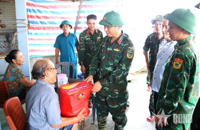 Trung tướng Hà Thọ Bình, Tư lệnh Quân khu 4 thăm hỏi, trao hỗ trợ người dân tại phường Thuận An, TP Huế. Ảnh: HOÀNG TRUNG