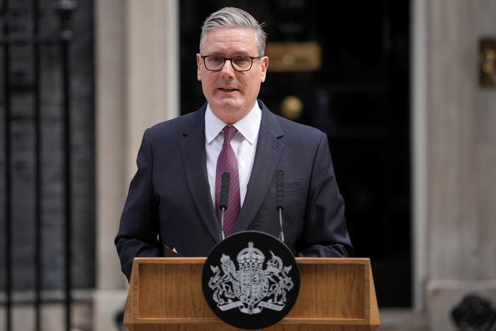 Thủ tướng Anh Keir Starmer tuyên bố từ chức bên ngoài số 10 phố Downing, London, ngày 22-6. Ảnh: AP