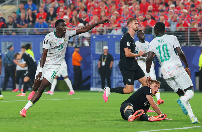 Ismaila Sarr lập công cho Senegal. Ảnh: Reuters