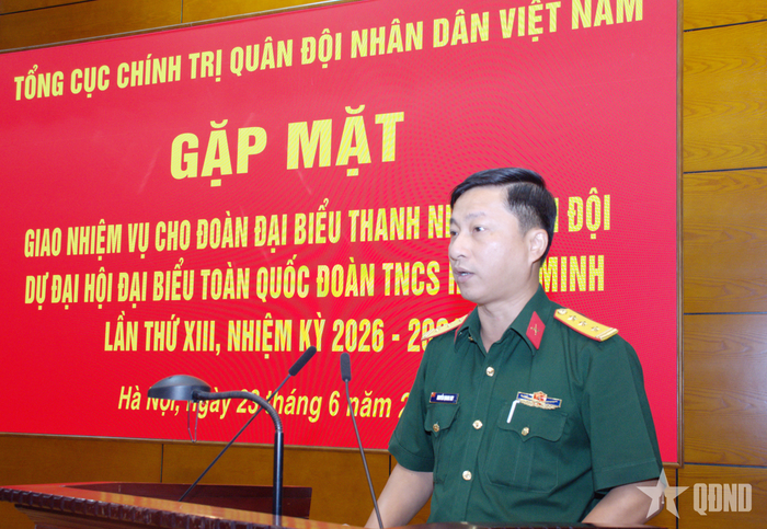 Thượng tá Nguyễn Quang Huy quán triệt các nội dung tại buổi gặp mặt.