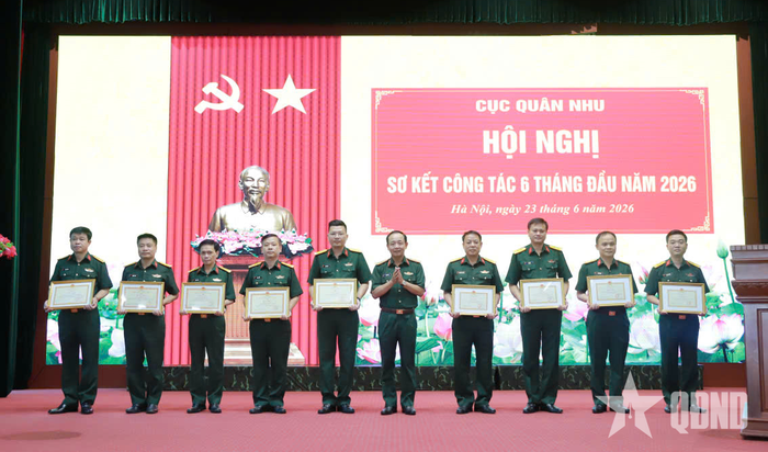 Thiếu tướng Đỗ Văn Hậu, Cục trưởng Cục Quân nhu trao khen thưởng tặng các tập thể có thành tích xuất sắc trong thực hiện nhiệm vụ 6 tháng đầu năm 2026.