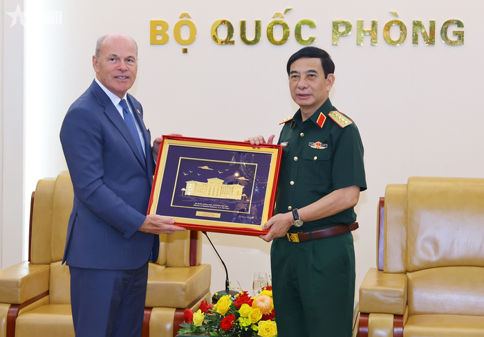 Đại tướng Phan Văn Giang trao quà lưu niệm tặng Đại sứ James Nickel.