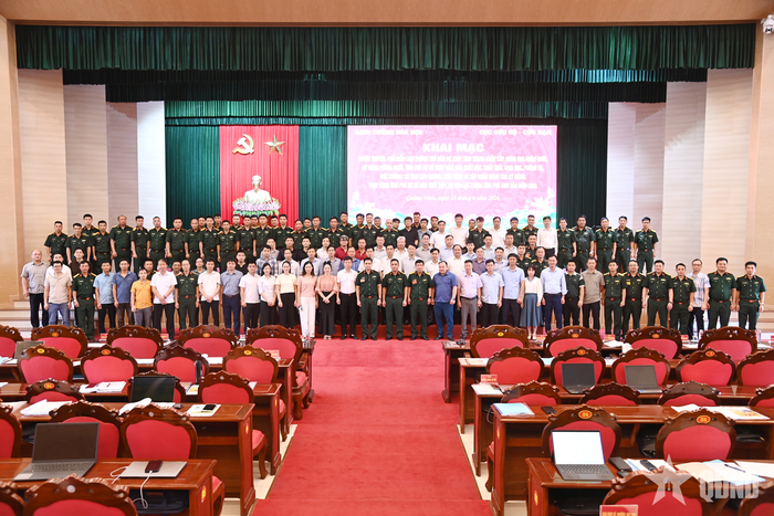 Các đại biểu chụp ảnh chung.