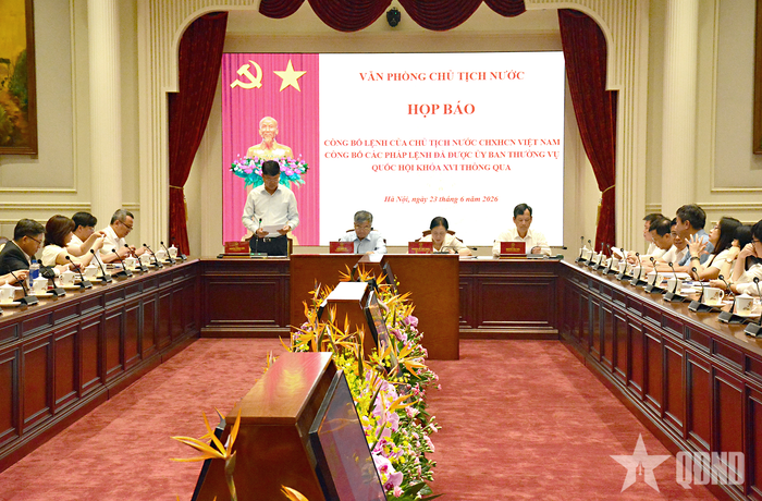 Quanh cảnh họp báo.