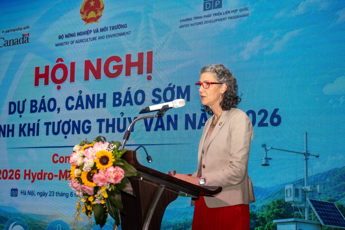  Bà Ramla Khalidi, Đại diện Thường trú UNDP tại Việt Nam tham luận tại hội nghị.