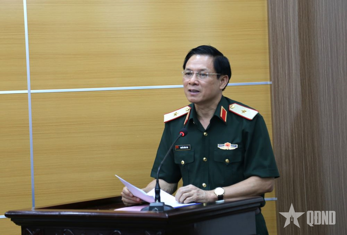  Thiếu tướng Nguyễn Hồng Thái, Phó chính ủy Quân khu 2 phát biểu tại hội nghị.