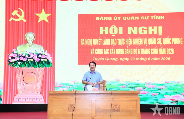 Đồng chí Hầu A Lềnh, Ủy viên Trung ương Đảng, Bí thư Tỉnh ủy, Bí thư Đảng ủy Quân sự tỉnh Tuyên Quang chủ trì hội nghị.