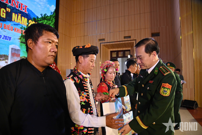 Lãnh đạo Ban chỉ huy Bộ đội Biên phòng tỉnh Lai Châu trao quà tặng trưởng bản, người có uy tín tiêu biểu.