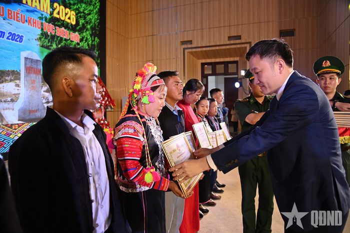 Lãnh đạo tỉnh Lai Châu trao quà tặng trưởng bản, người có uy tín tiêu biểu.