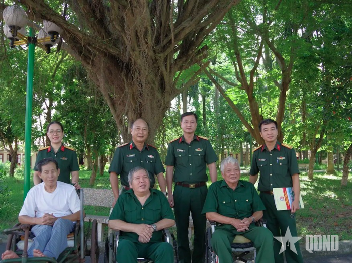  Đoàn công tác Trường Sĩ quan Lục quân 1 thăm, tặng quà Trung tâm Điều dưỡng Thương binh Duy Tiên, Hà Nam và 2 đồng chí thương binh. 