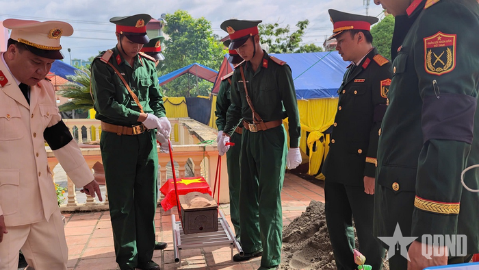 Tổ chức an táng các hài cốt liệt sĩ. 
