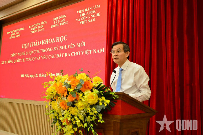 Đồng chí Đoàn Minh Huấn phát biểu khai mạc hội thảo.