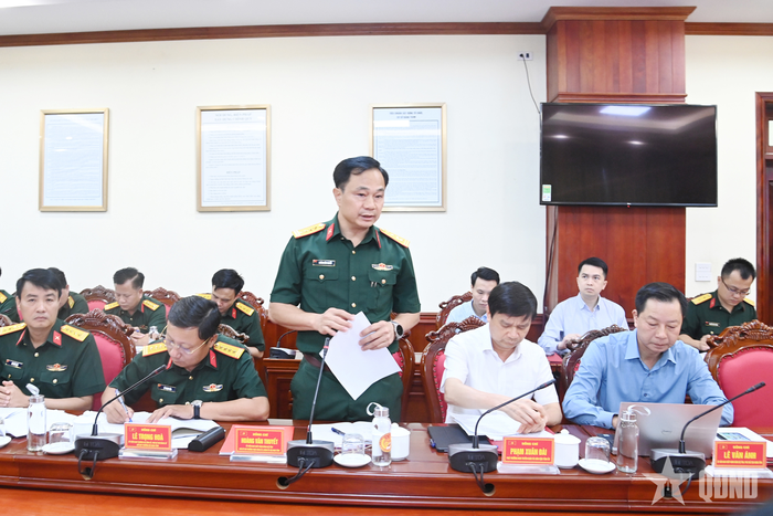 Đại tá Hoàng Văn Thuyết, Ủy viên Ban Chấp hành Đảng bộ tỉnh, Phó bí thư Thường trực Đảng ủy, Chính ủy Bộ CHQS tỉnh Quảng Ninh trình bày dự thảo Nghị quyết lãnh đạo thực hiện nhiệm vụ 6 tháng cuối năm của Đảng ủy Quân sự tỉnh. 