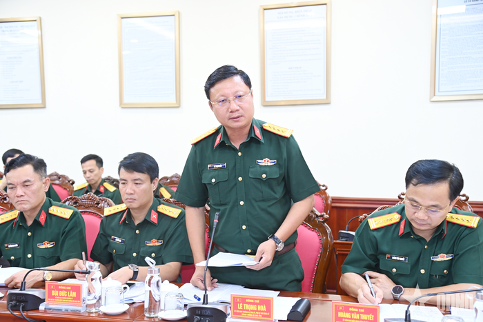 Đại tá Lê Trọng Hòa, Ủy viên Ban Thường vụ Tỉnh ủy, Phó bí thư Đảng ủy, Chỉ huy trưởng Bộ CHQS tỉnh phát biểu tại hội nghị. 