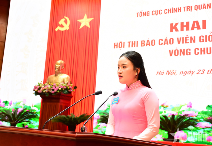 Đại diện thí sinh phát biểu.