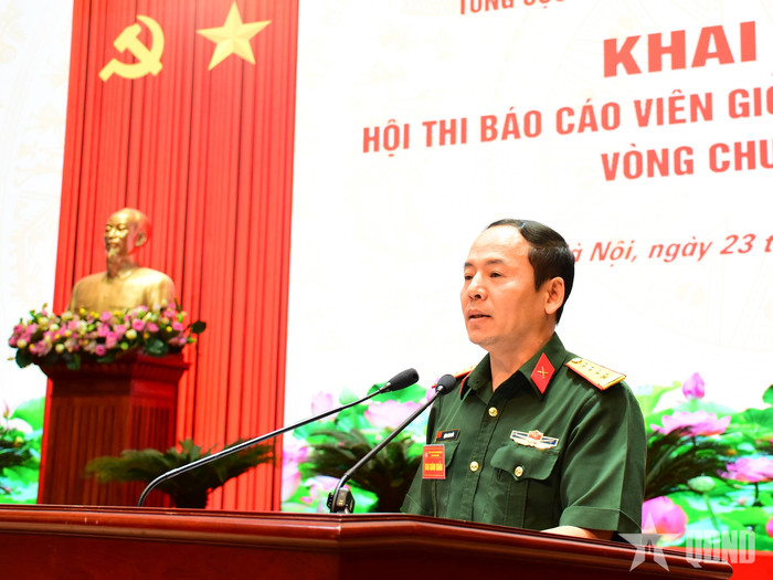 Đại diện Ban giám khảo phát biểu.