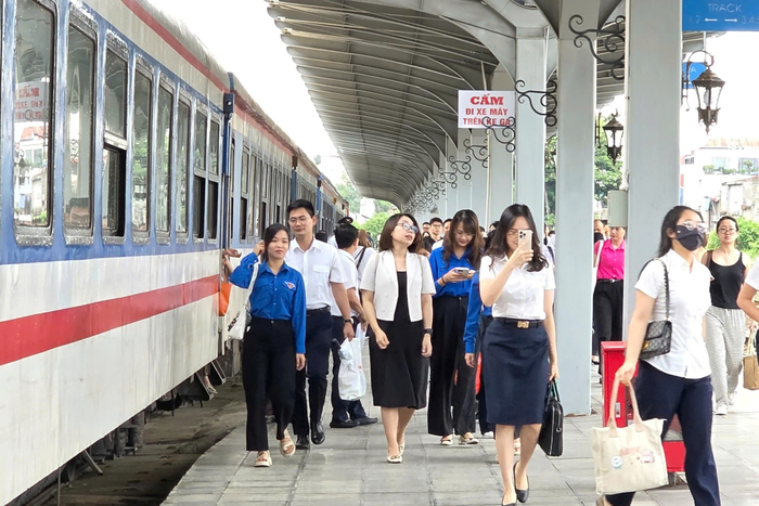 Đoàn tàu mang số hiệu PL1/PL2, hoạt động đều đặn từ thứ Hai đến thứ Sáu hằng tuần.