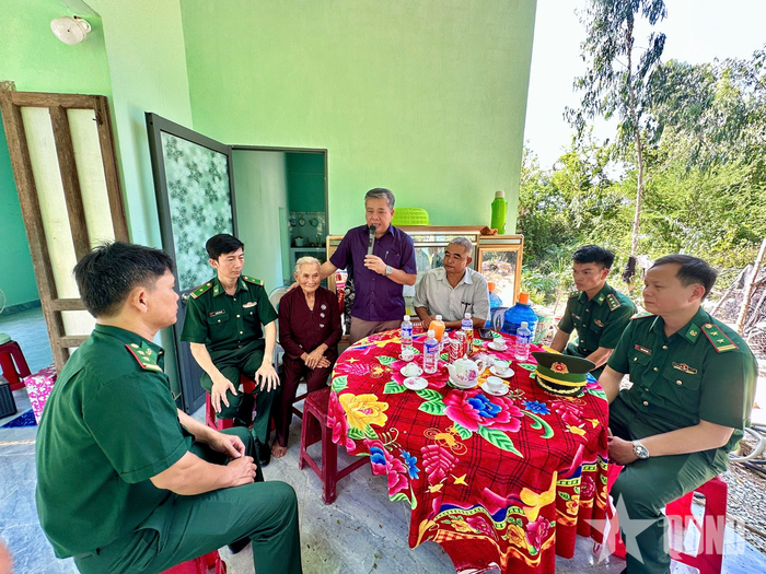 Đồng chí Nguyễn Thanh Minh, Phó chủ tịch UBND xã Tuy An Đông phát biểu chúc mừng gia đình bà Huỳnh Thị Chút.