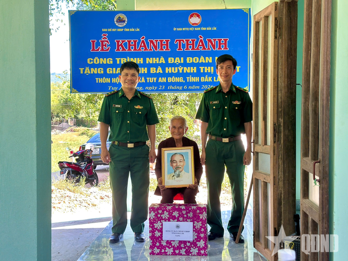  Đại diện Ban chỉ huy Bộ đội Biên phòng tỉnh Đắk Lắk và Đồn Biên phòng An Hải tặng quà gia đình bà Huỳnh Thị Chút.