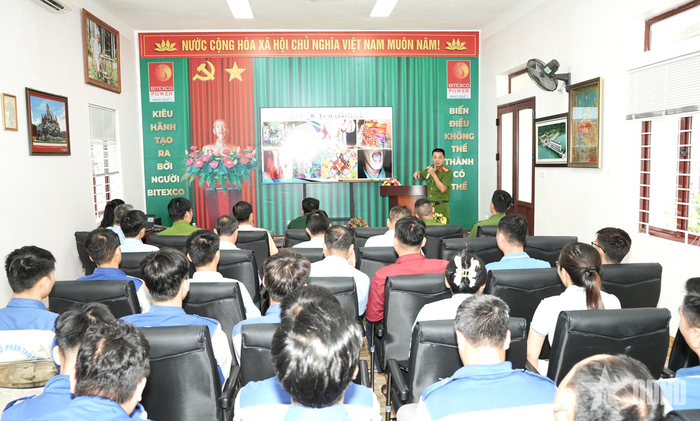 Cán bộ Phòng Cảnh sát điều tra tội phạm về ma túy Công an tỉnh Tuyên Quang phổ biến những nội dung cơ bản của Luật Phòng, chống ma túy đến người lao động.