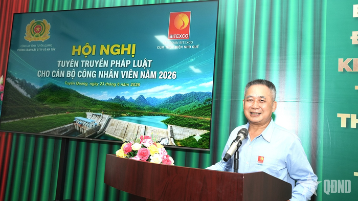 Ông Nguyễn Phú Xuyên, Phó giám đốc Công ty Cổ phần Thủy điện Nho Quế 1 phát biểu tại chương trình tuyên truyền, phổ biến pháp luật về phòng, chống ma túy.