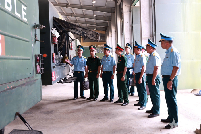  Đoàn công tác kiểm tra hệ thống xe tra nạp nhiên liệu.