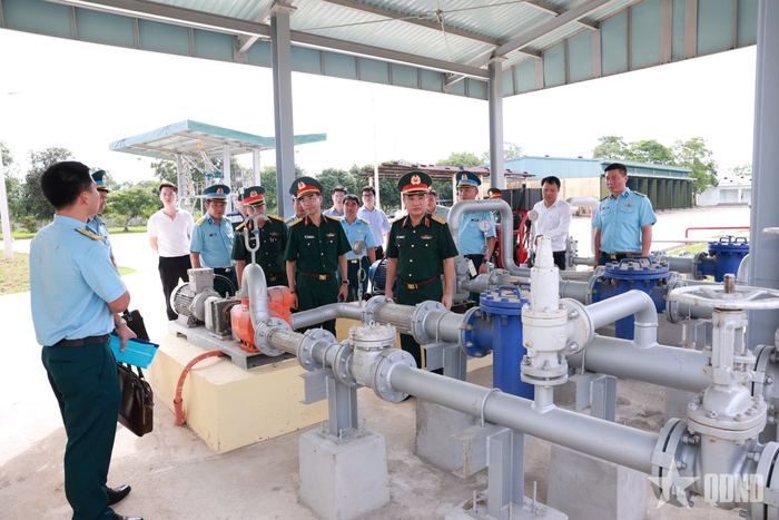 Đoàn công tác kiểm tra hệ thống công nghệ tại Trung đoàn Không quân 923. 