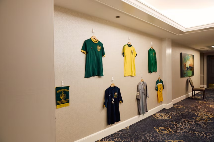 Dọc các hành lang là những chiếc áo đấu nguyên bản từ chiến dịch World Cup 1974 cho tới năm 2022. Ảnh: Football Australia