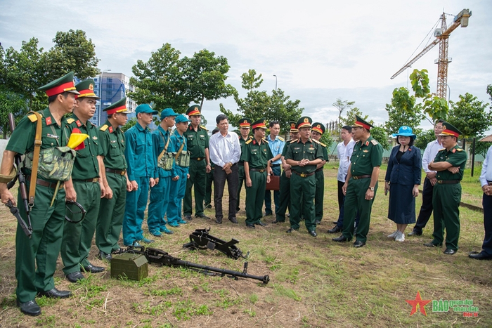 Đoàn công tác của Ủy ban Quốc phòng và An ninh của Quốc hội (nay là Ủy ban Quốc phòng, An ninh và Đối ngoại của Quốc hội) khảo sát thực tế tại Bộ CHQS tỉnh An Giang, tháng 7-2024. Ảnh: qdnd.vn