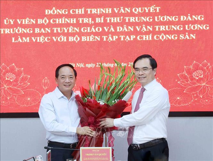 Tổng biên tập Tạp chí Cộng sản Dương Trung Ý tặng hoa đồng chí Trịnh Văn Quyết, Ủy viên Bộ Chính trị, Bí thư Trung ương Đảng, Trưởng ban Tuyên giáo và Dân vận Trung ương.