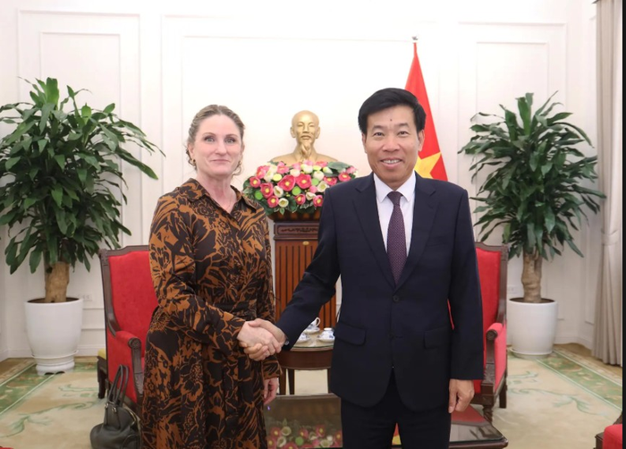 Thứ trưởng Bộ Ngoại giao Nguyễn Mạnh Cường và Đại sứ New Zealand tại Việt Nam Caroline Beresford. Ảnh: Báo Thế giới và Việt Nam