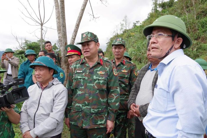 Lãnh đạo thành phố kiểm tra hiện trường vụ sạt lở đất tại Hùng Sơn giữa tháng 11-2025.
