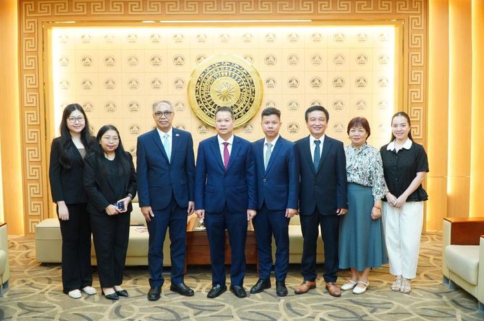 Đại sứ Adam M. Tugio (thứ 3 bên trái) và đoàn công tác chụp ảnh lưu niệm cùng Chủ tịch UBND TP Đà Nẵng Nguyễn Mạnh Hùng.