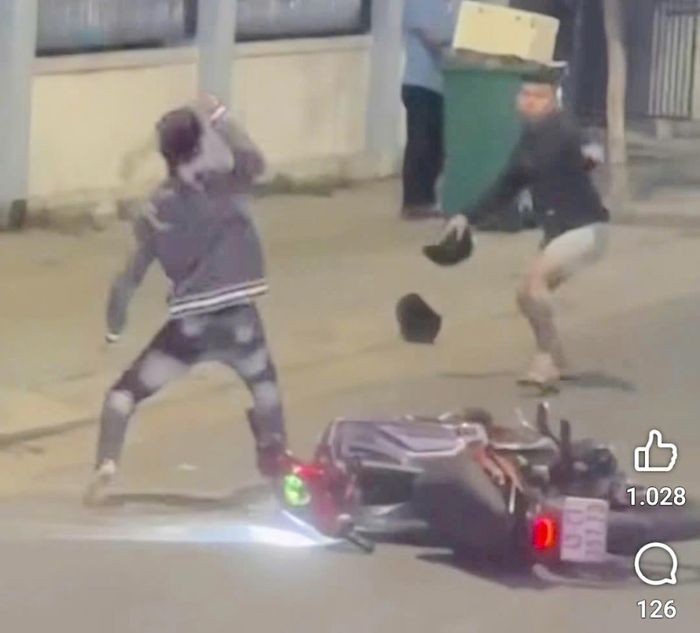 Các thanh thiếu niên dùng mũ bảo hiểm và dây thắt lưng đánh nhau giữa phố.