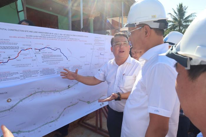 Bí thư xã Thạnh Bình Trần Ngọc Tài trao đổi một số nội dung liên quan với Bí thư Thành ủy.