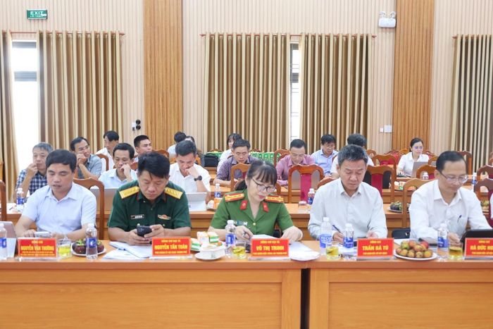 Các đại biểu tham dự tại buổi làm việc.
