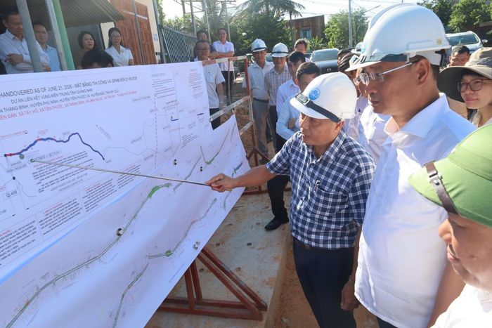 Lãnh đạo Ban Quản lý dự án báo cáo tiến độ triển khai dự án với Bí thư Thành ủy Lê Ngọc Quang.