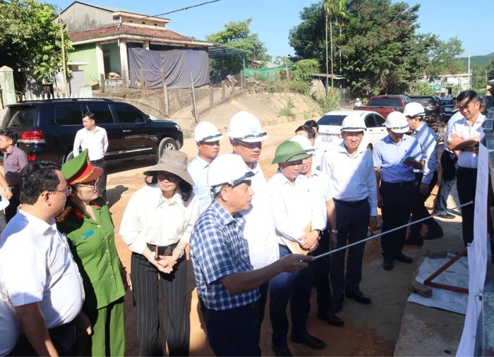 Các đại biểu nghe chủ đầu tư báo cáo các nội dung liên quan.