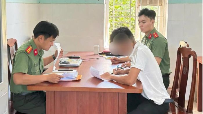 Lực lượng chức năng làm việc với ông P.C.H về hành vi đăng tải bình luận có nội dung sai sự thật trên Facebook.