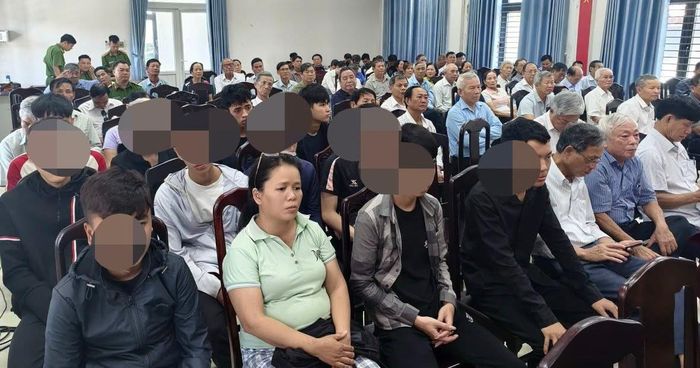 Bàn giao thanh thiếu niên có nguy cơ vi phạm pháp luật cho các đoàn thể quản lý.